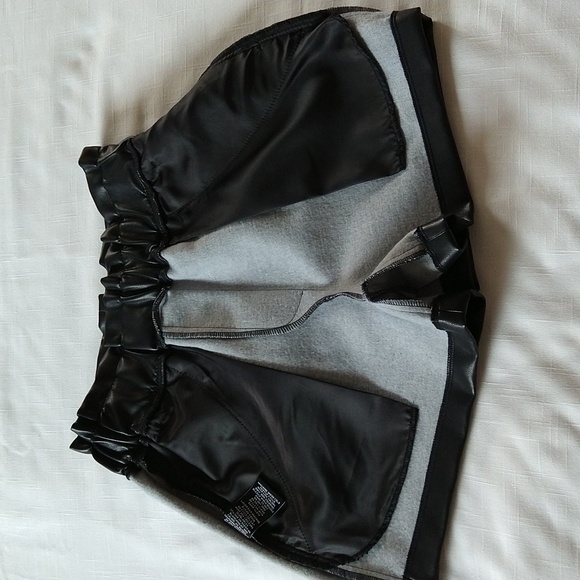 Black faux leather shorts paper bag size Xsmall - Picture 15 of 17